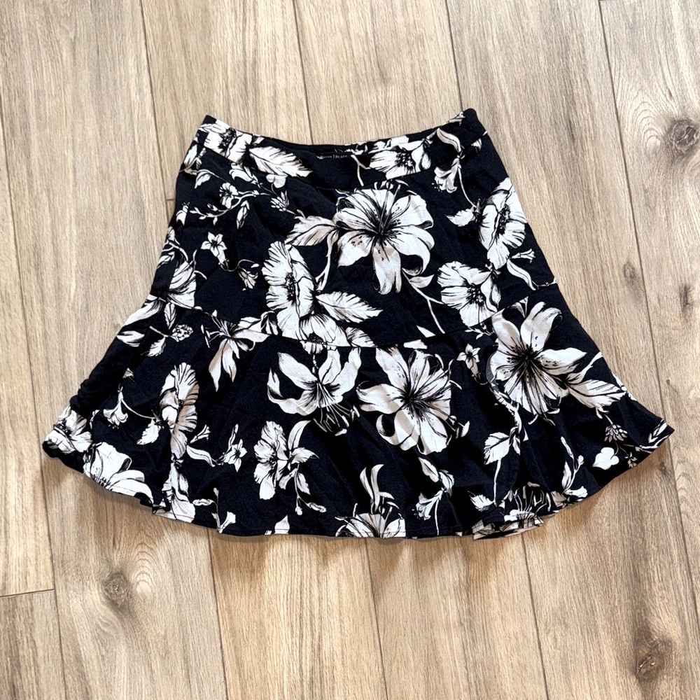 WHITE HOUSE BLACK MARKET Black & White Floral Print Flowy Business Casual Skirt